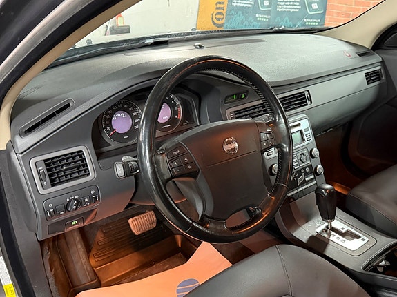 Volvo V70 13 of 17