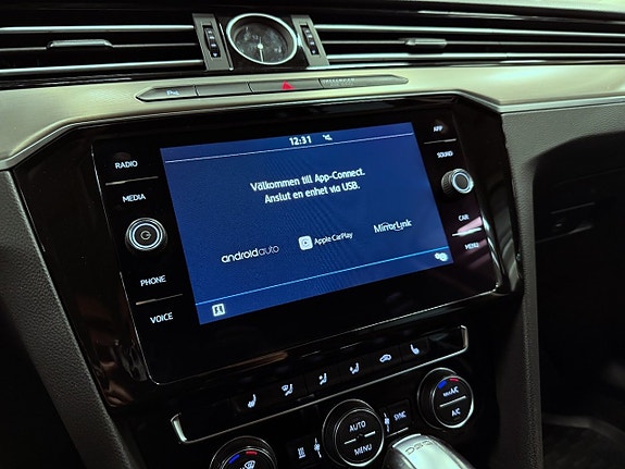 Volkswagen Passat Alltrack 12 of 16