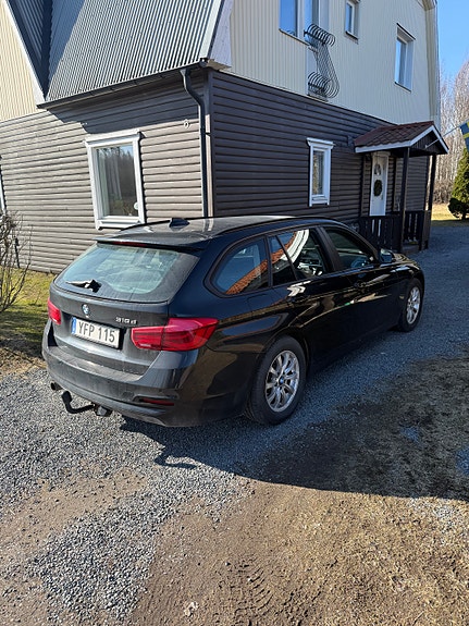 BMW 318d 3 of 5