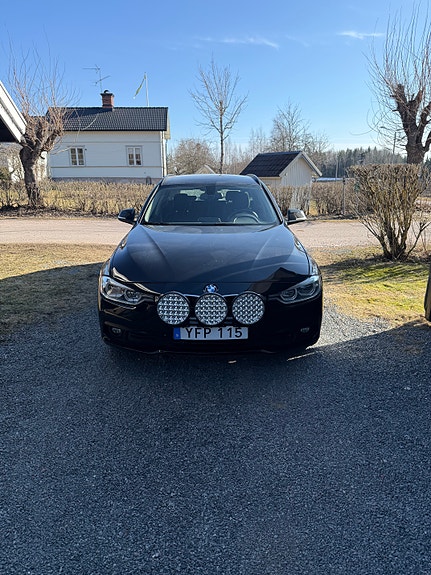 BMW 318d 2 of 5