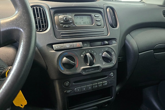 Toyota Yaris Verso 14 of 19