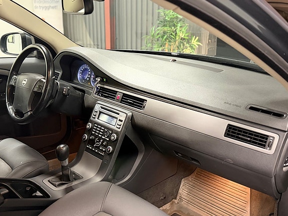 Volvo V70 13 of 16