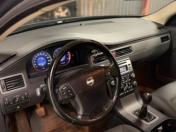 Volvo V70 12 of 16