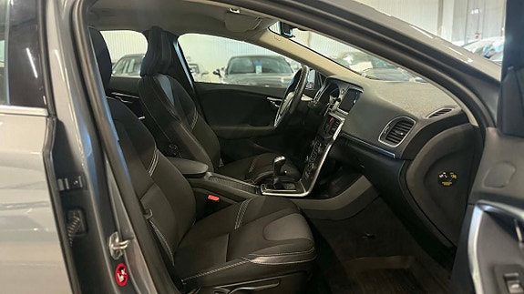Volvo V40 25 of 27