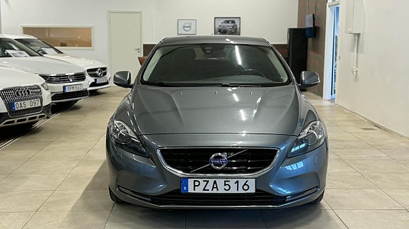 Volvo V40 2 of 27