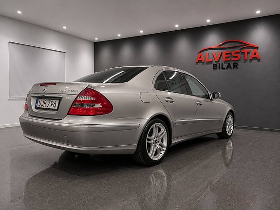 Mercedes-Benz E200 3 of 5
