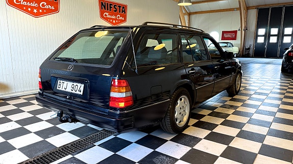 Mercedes-Benz E200 8 of 27