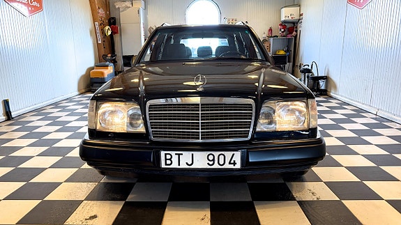 Mercedes-Benz E200 4 of 5
