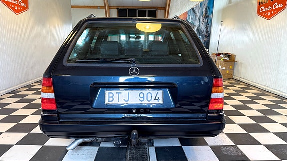 Mercedes-Benz E200 9 of 27