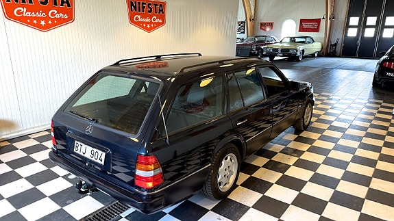 Mercedes-Benz E200 7 of 27