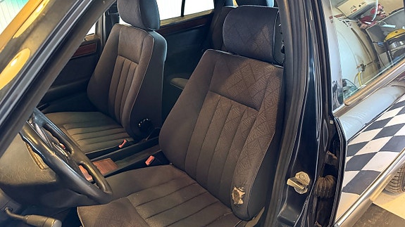 Mercedes-Benz E200 16 of 27