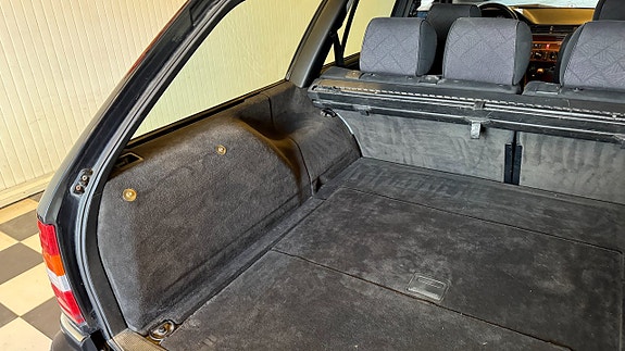 Mercedes-Benz E200 21 of 27