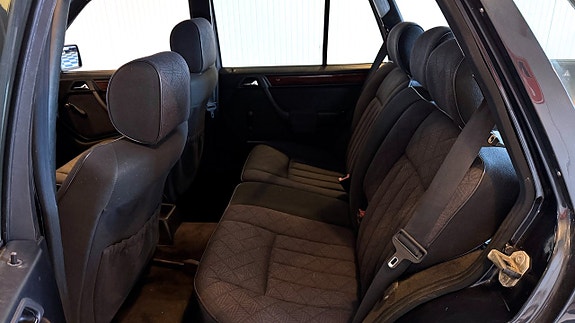 Mercedes-Benz E200 17 of 27