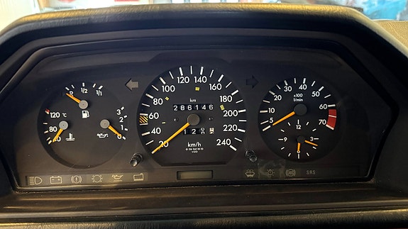 Mercedes-Benz E200 13 of 27