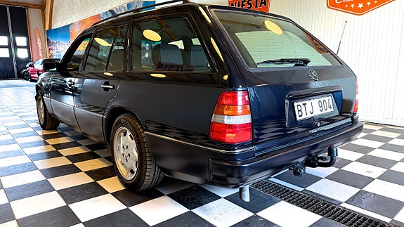 Mercedes-Benz E200 11 of 27