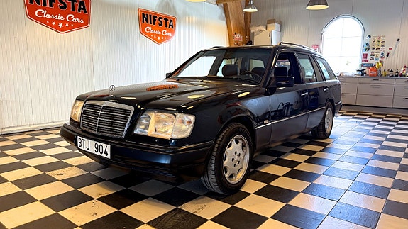 Mercedes-Benz E200 2 of 5