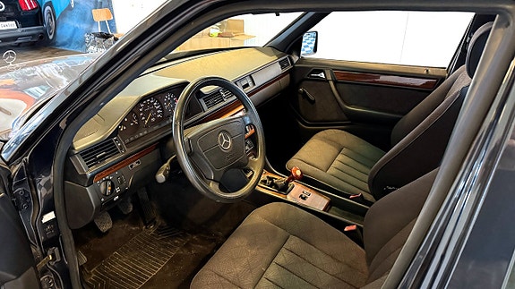 Mercedes-Benz E200 12 of 27
