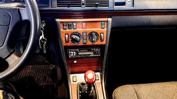Mercedes-Benz E200 14 of 27