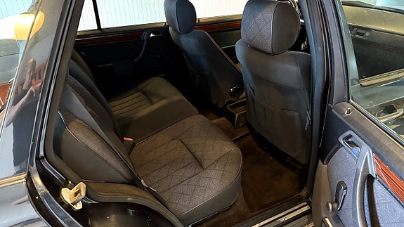 Mercedes-Benz E200 24 of 27