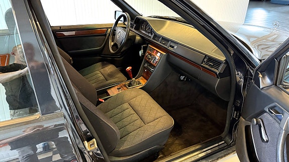Mercedes-Benz E200 22 of 27