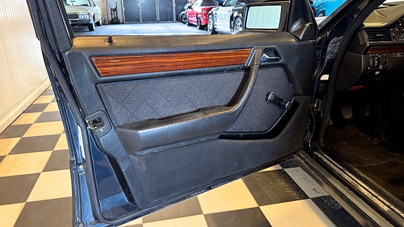 Mercedes-Benz E200 15 of 27