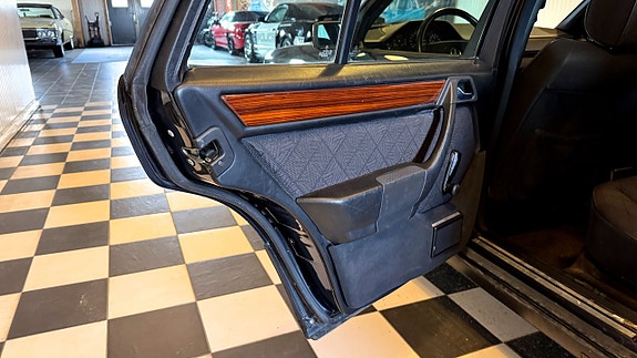 Mercedes-Benz E200 19 of 27