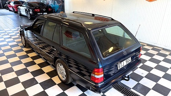 Mercedes-Benz E200 10 of 27