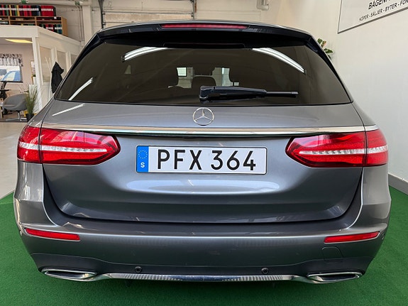 Mercedes-Benz E220 4 of 5