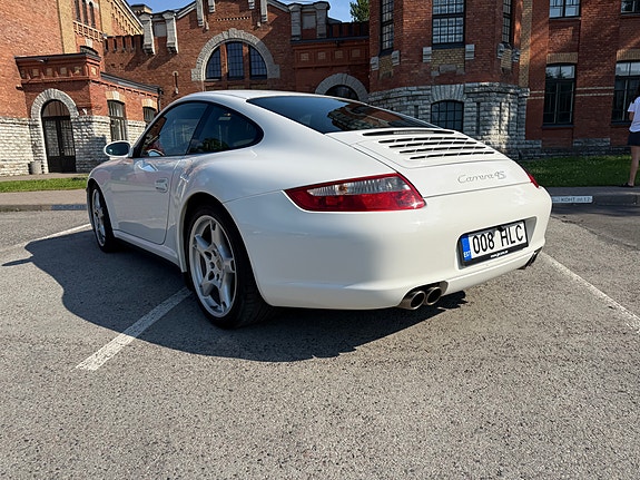 Porsche 911 Carrera 4S 2 of 5