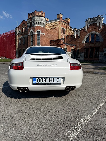 Porsche 911 Carrera 4S 3 of 5