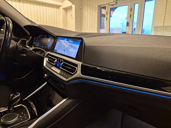 BMW 330e 9 of 13