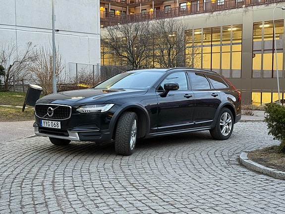 Volvo V90 Cross Country 2 of 9
