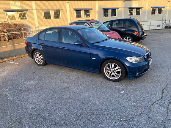 BMW 320i 2 of 4