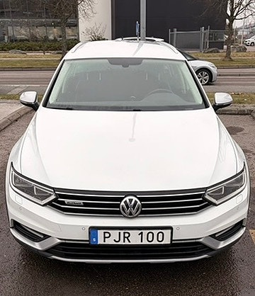 Volkswagen Passat Alltrack 2 of 9
