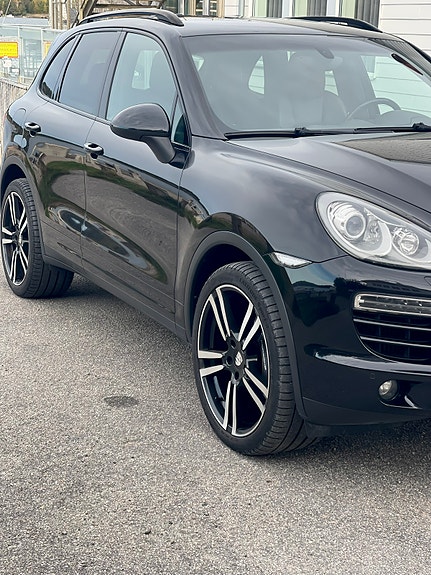 Porsche Cayenne 2 of 13