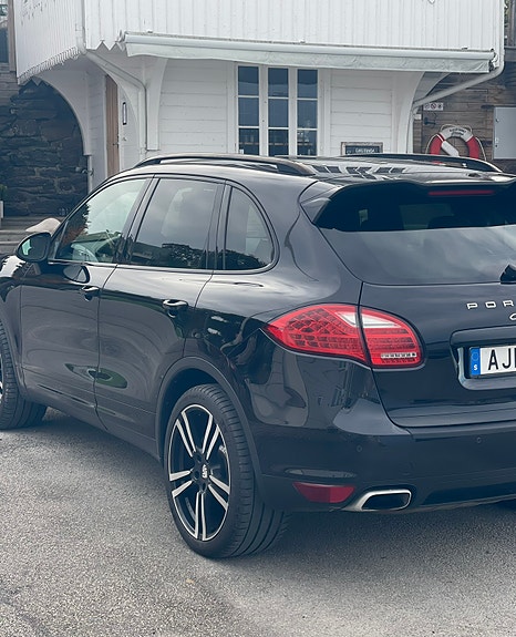 Porsche Cayenne 3 of 13
