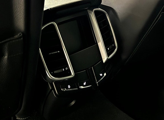 Porsche Cayenne 12 of 13
