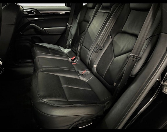 Porsche Cayenne 8 of 13