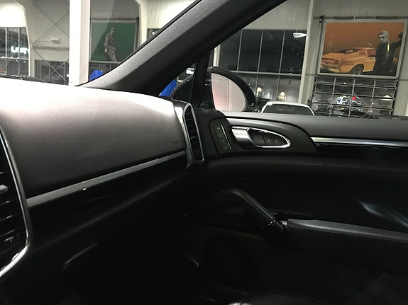 Porsche Cayenne 15 of 17