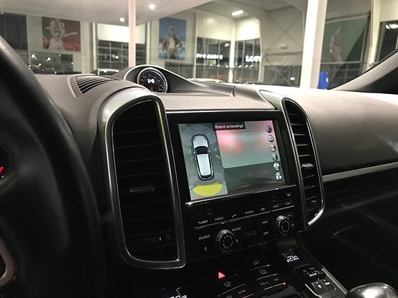 Porsche Cayenne 13 of 17
