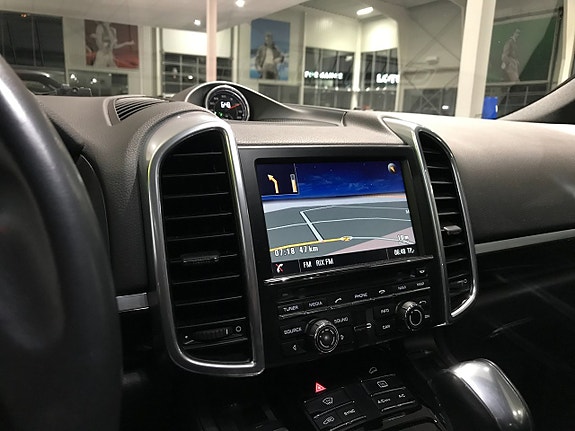 Porsche Cayenne 14 of 17