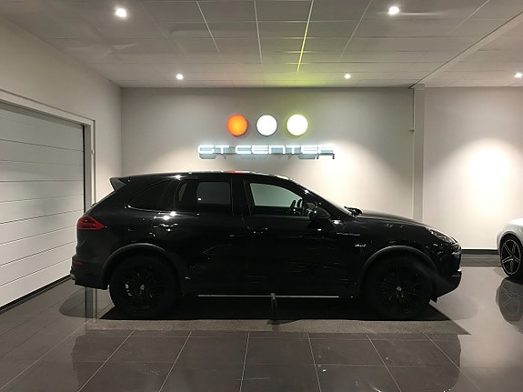 Porsche Cayenne 2 of 5