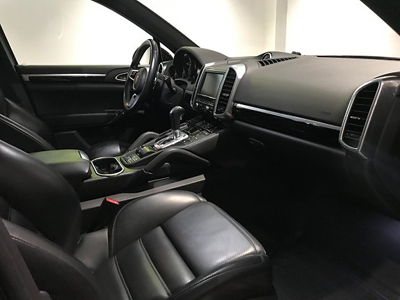 Porsche Cayenne 16 of 17