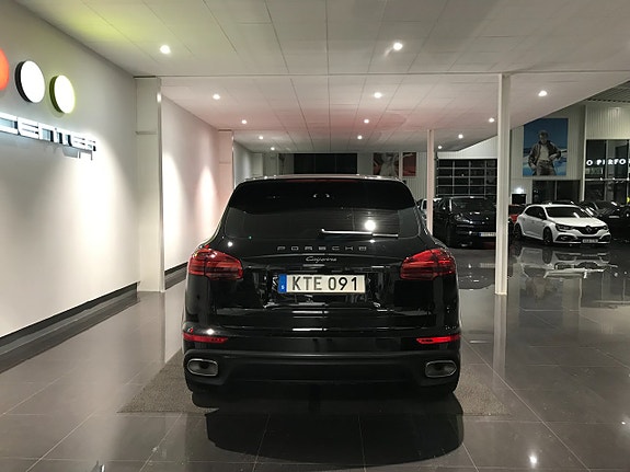 Porsche Cayenne 6 of 17