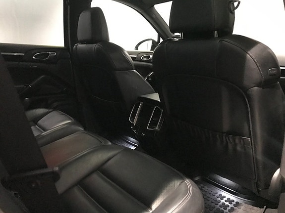 Porsche Cayenne 17 of 17