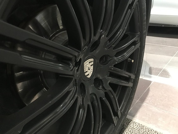 Porsche Cayenne 4 of 5