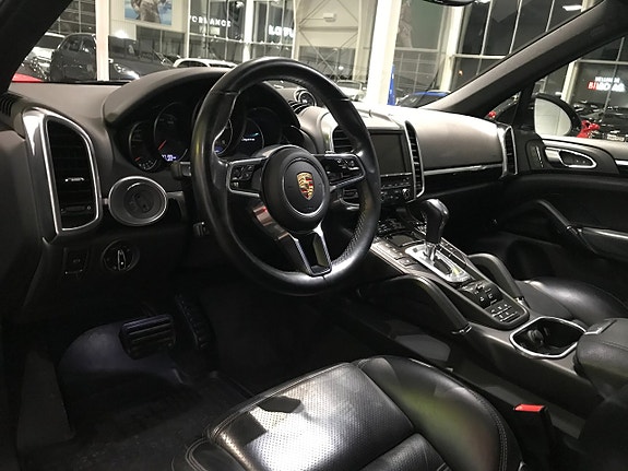 Porsche Cayenne 9 of 17