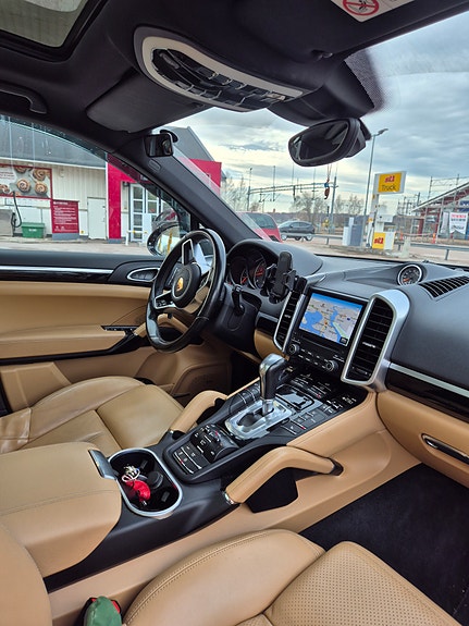 Porsche Cayenne 6 of 7
