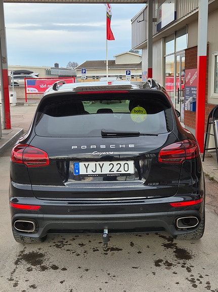Porsche Cayenne 3 of 7