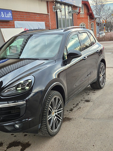 Porsche Cayenne 4 of 7
